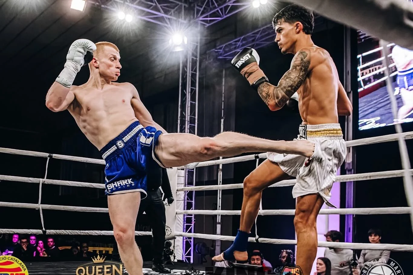 Marin Esanu ejecutando una patada frontal durante un combate profesional