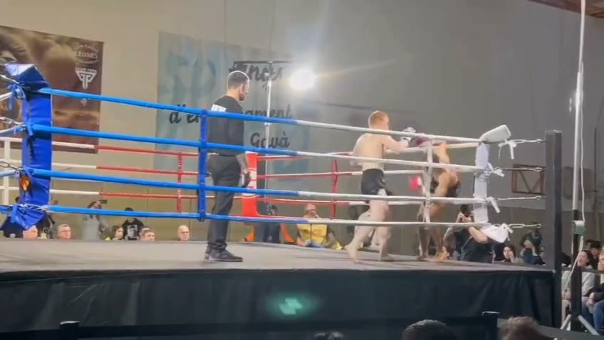Marin Esanu atacando a su rival contra las cuerdas