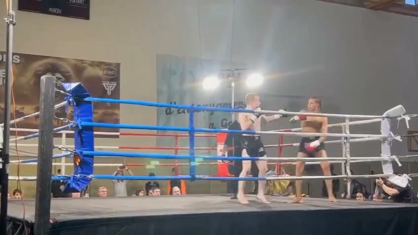 Marin Esanu presionando a su rival en corta distancia